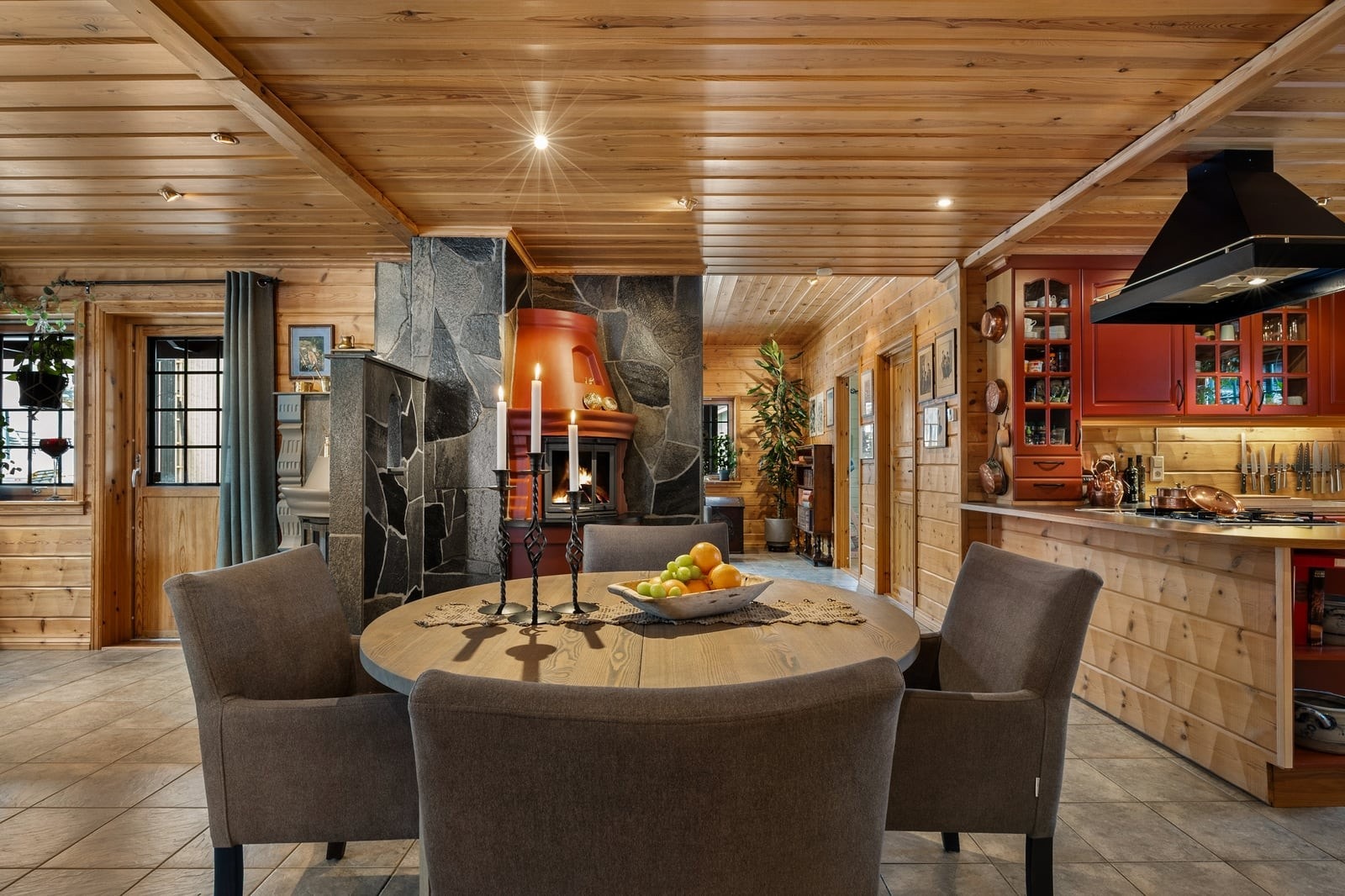 Her er det god plass til et stort spisebord for hyggelige måltider. Galleribilde