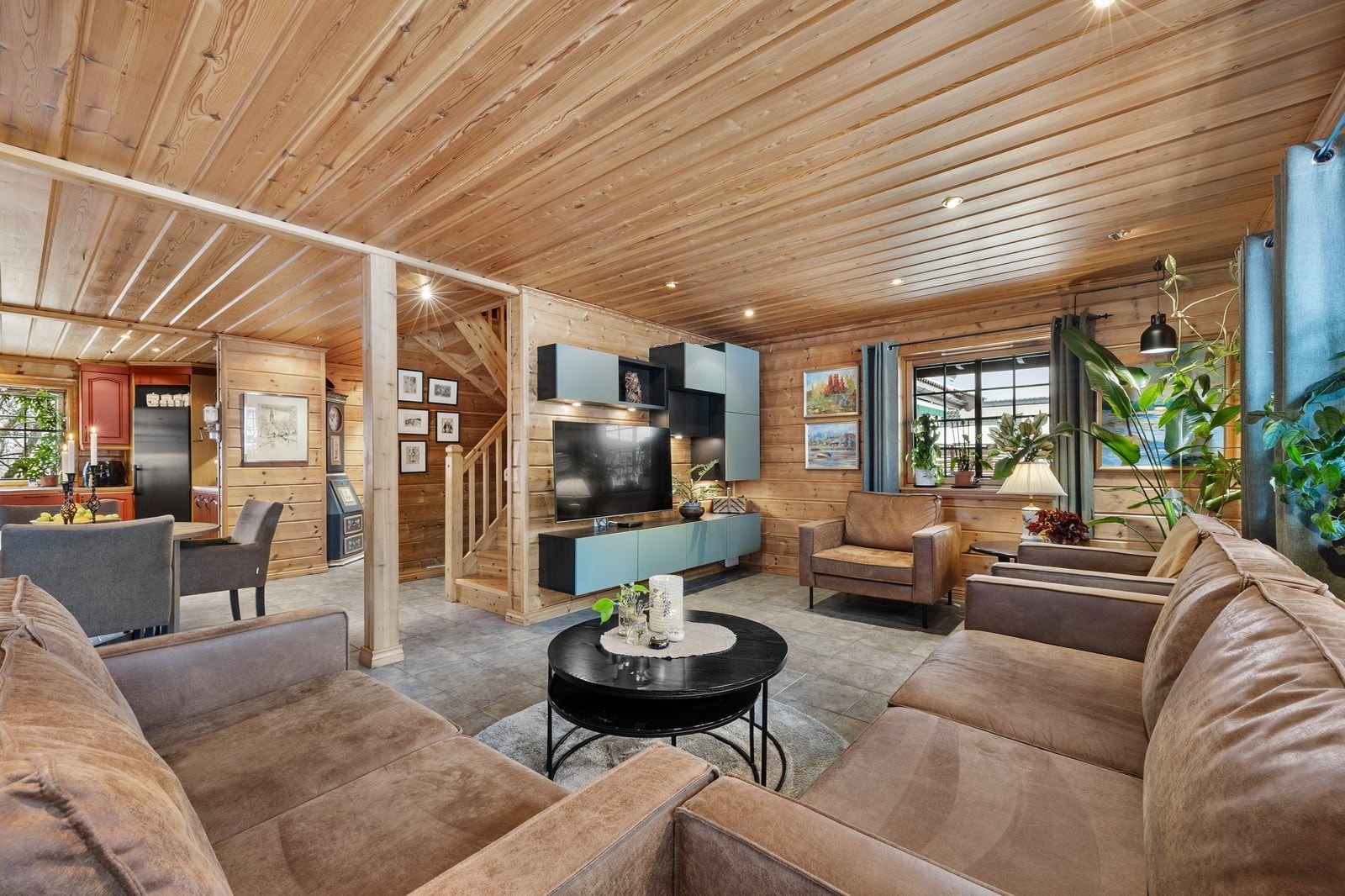 Fra sofakroken er det en åpen og sosial forbindelse til spisestuen og kjøkkenet. Galleribilde