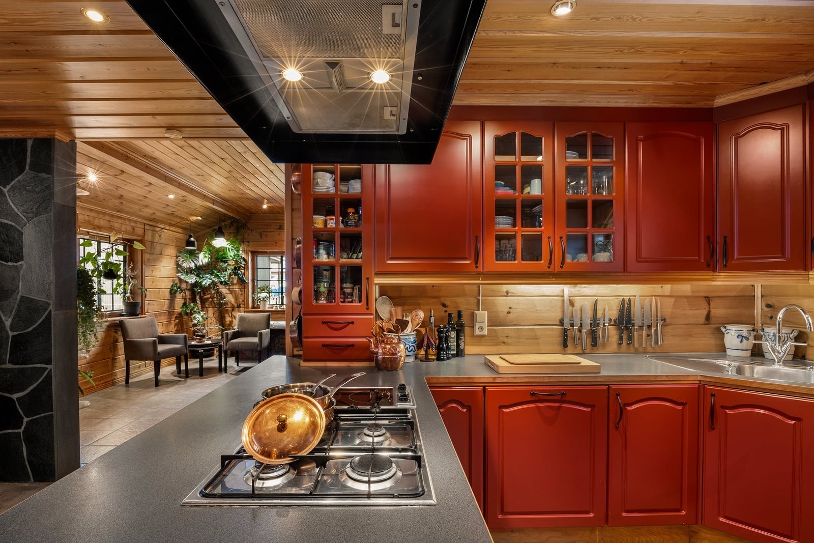 Kjøkkenet har fine detaljer som overskap med glassdører og belysning ned mot benkeplaten. Galleribilde