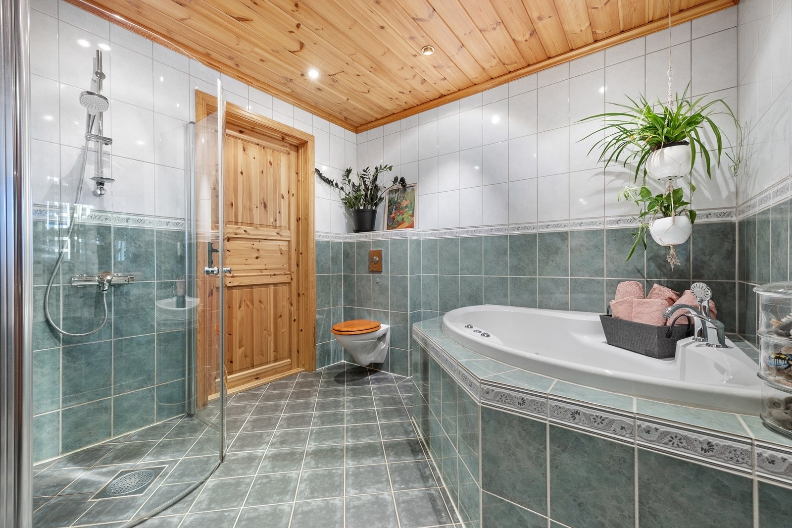 Badet har flislagte overflater, panel i himling og behagelig gulvvarme. Galleribilde