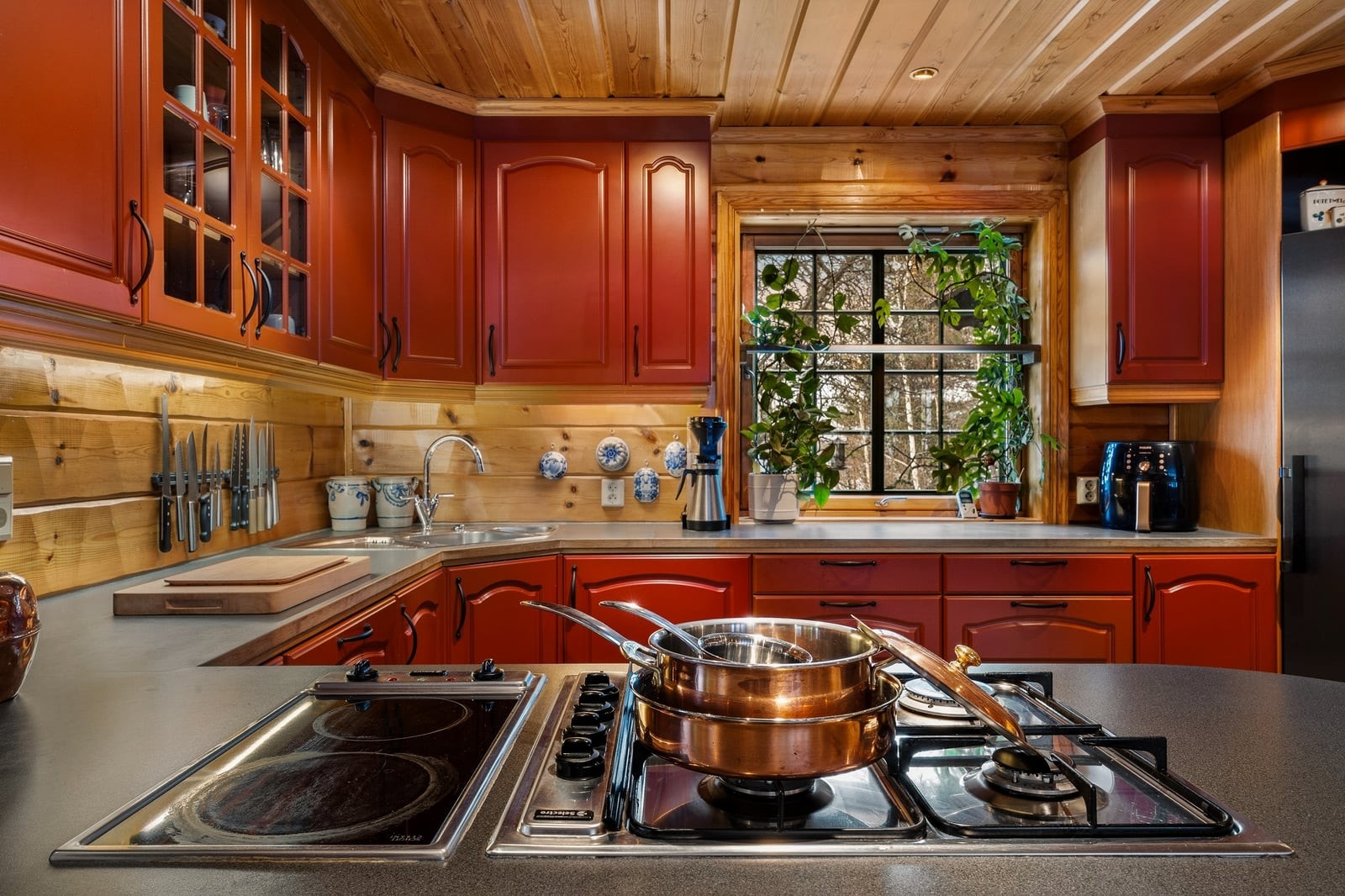 Den mørke laminatbenkeplaten gir en god arbeidsflate og en fin kontrast til innredningen. Galleribilde