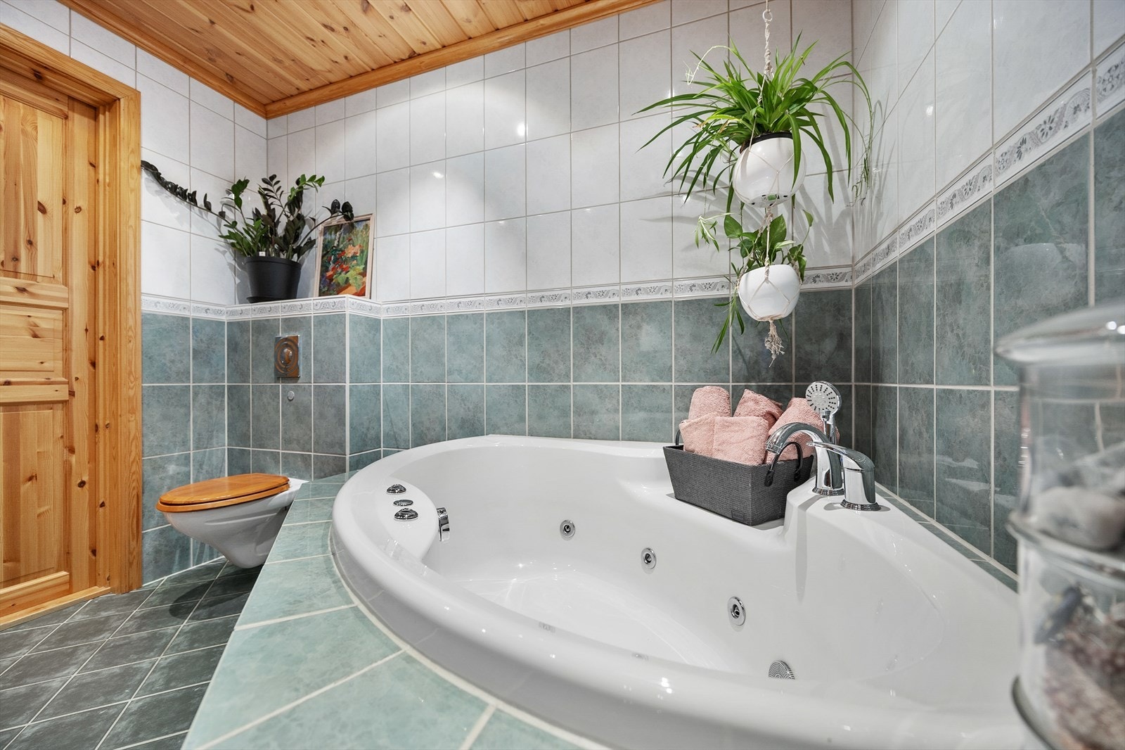 Badekaret er pent innbygget og gir mulighet for avslappende stunder. Galleribilde