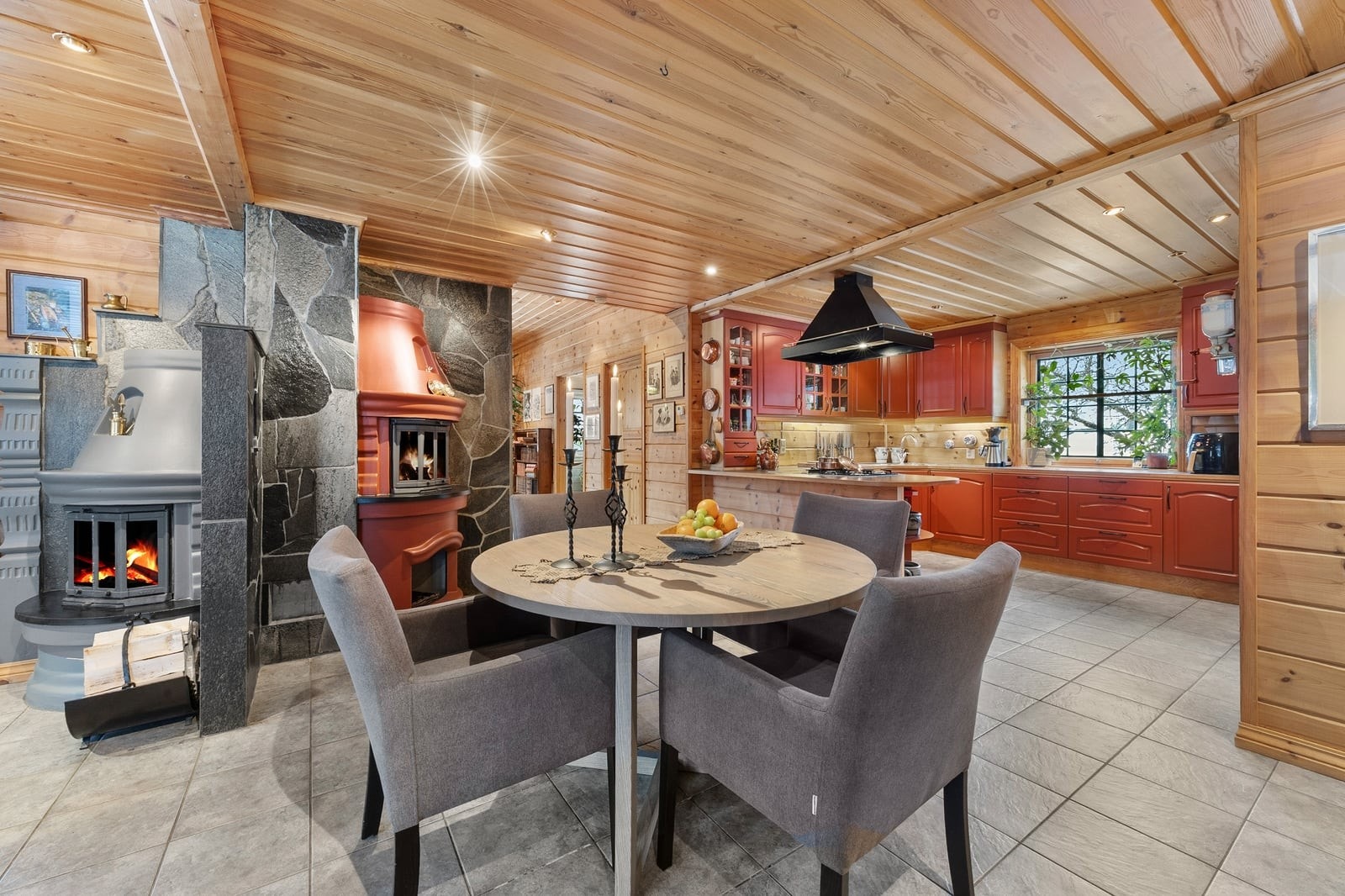 Boligen har to peiser som skaper en lun atmosfære og gir god varme. Galleribilde