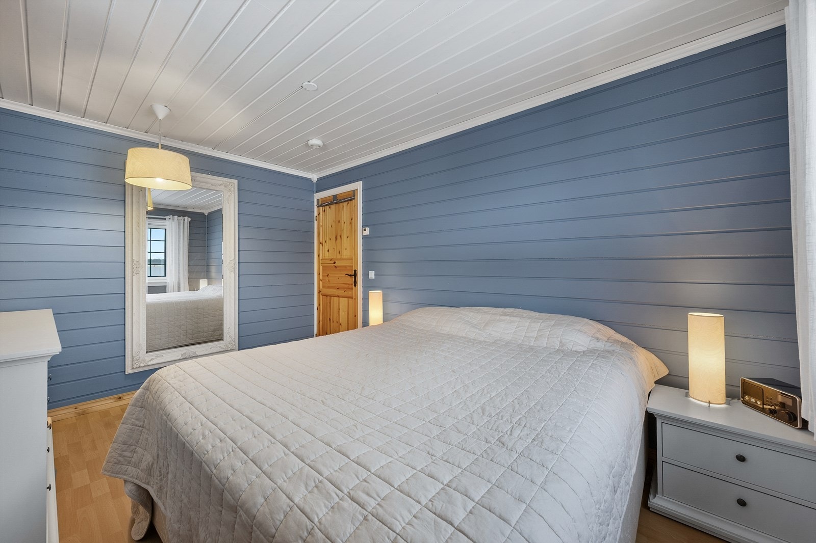 Soverommene har god plass til seng, tilhørende nattbord og garderobeløsning. Galleribilde