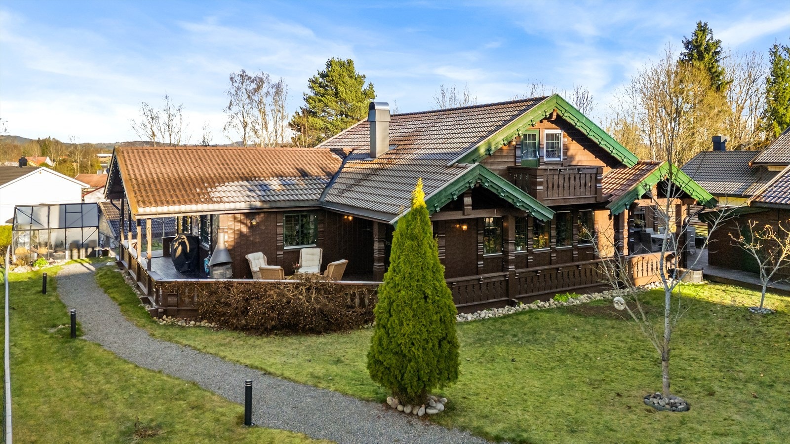 Eiendommen er omkranset av en velstelt hage og gruslagt gangsti. Galleribilde