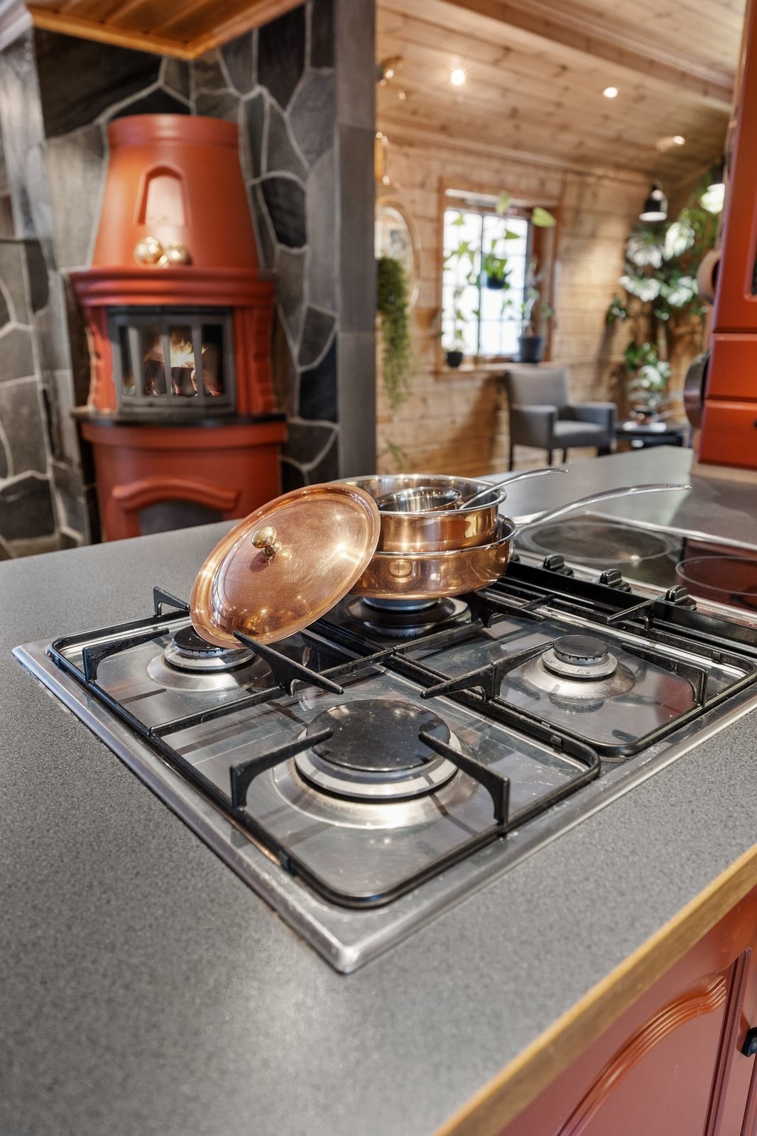 Kjøkkenet er utstyrt med platetopp på gass. Galleribilde