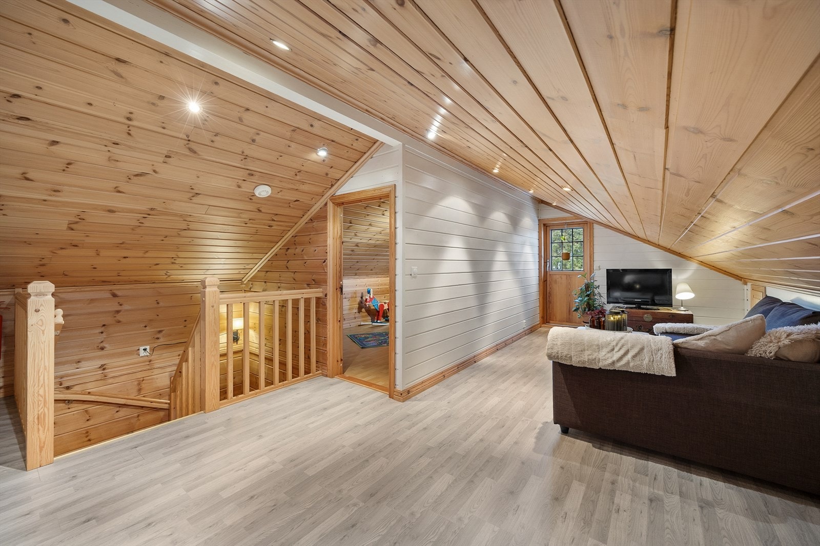 Loftstuen i andre etasje gir ekstra plass og er et ideelt oppholdsrom for barn og unge. Galleribilde