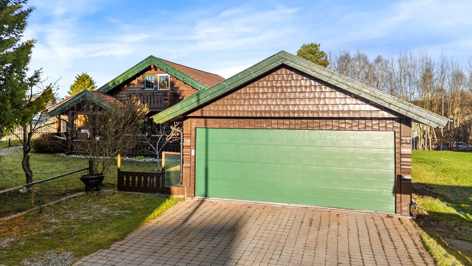 Til eiendommen hører en dobbelgarasje med automatisk portåpner og bod. Galleribilde