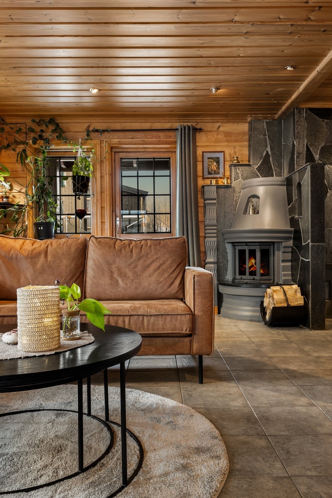 Pipeløpet er kledd med skiferstein, som gir en solid og varig overflate. Galleribilde