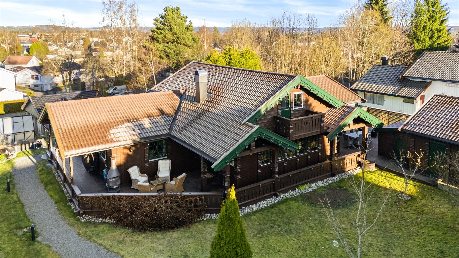 Boligen ligger fint til på tomten med gode sol- og lysforhold. Galleribilde