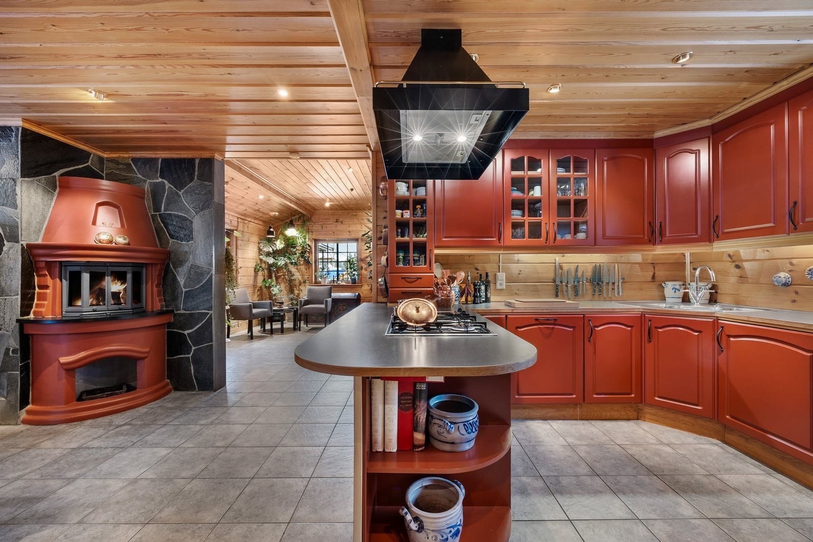 Kjøkkenøya gir ekstra arbeids- og oppbevaringsplass. Galleribilde