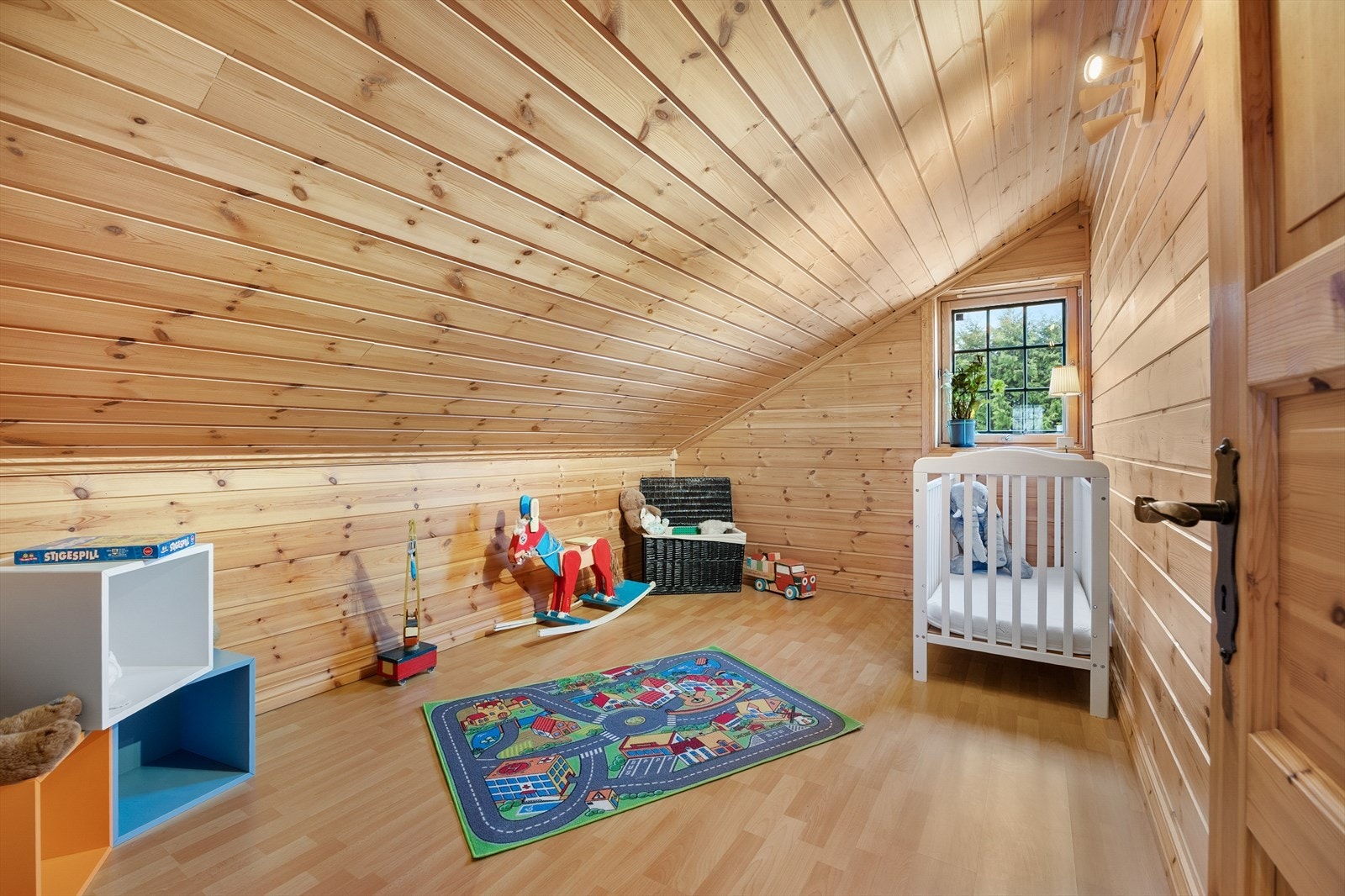 Det andre soverommet i etasjen har plass til seng og annet møblement. Galleribilde