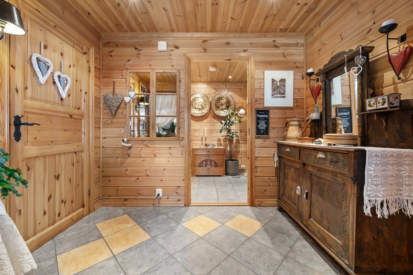 Entréen har god plass til oppheng av yttertøy og til å sette fra seg sko. Galleribilde