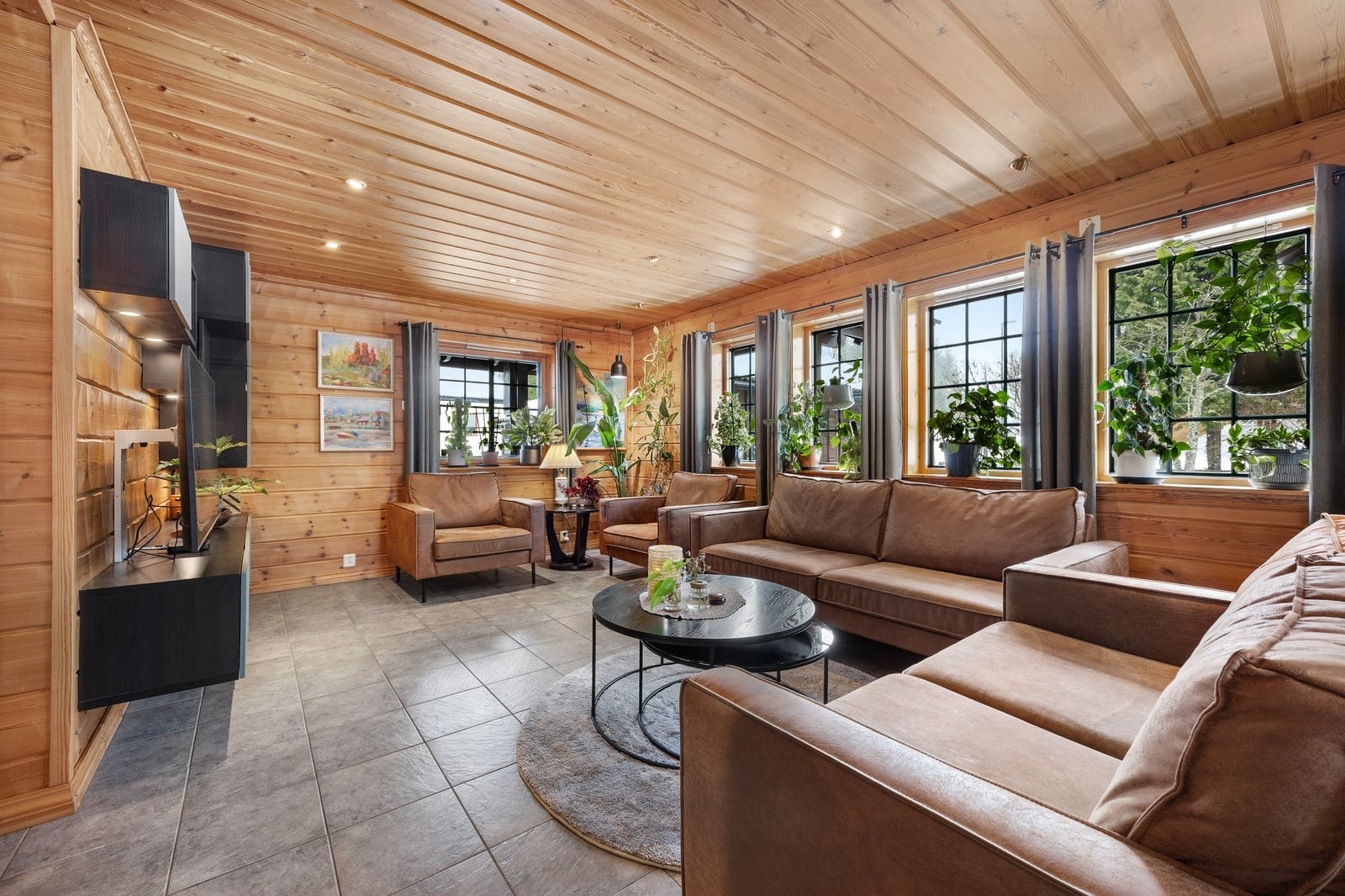 Stuen har god plass til en romslig sofagruppe og flere møbleringssoner. Galleribilde