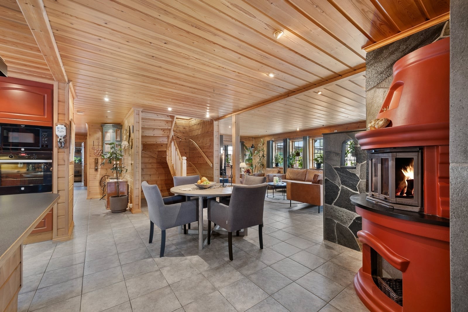 Spiseplassen binder kjøkkenet og stuen sammen og har en sentral plassering i rommet. Galleribilde