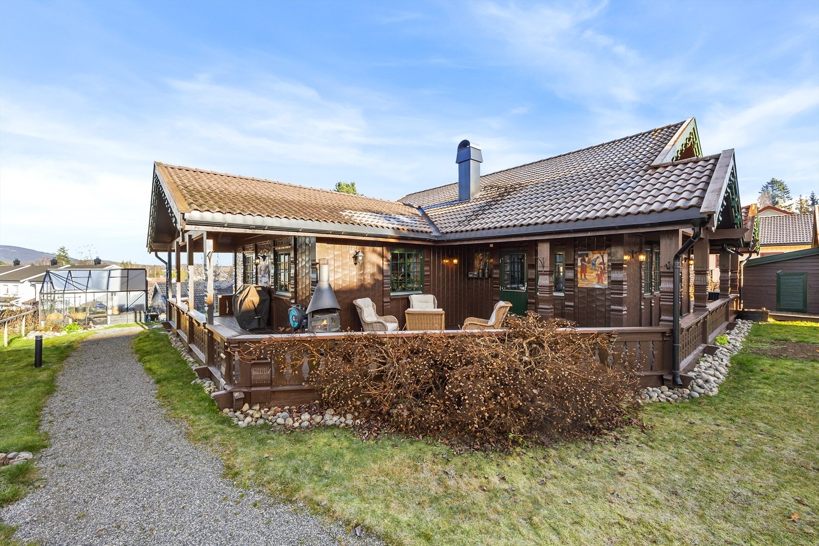 Eneboligen har store, sammenhengende terrassearealer på totalt 110 m² som omkranser boligen. Galleribilde