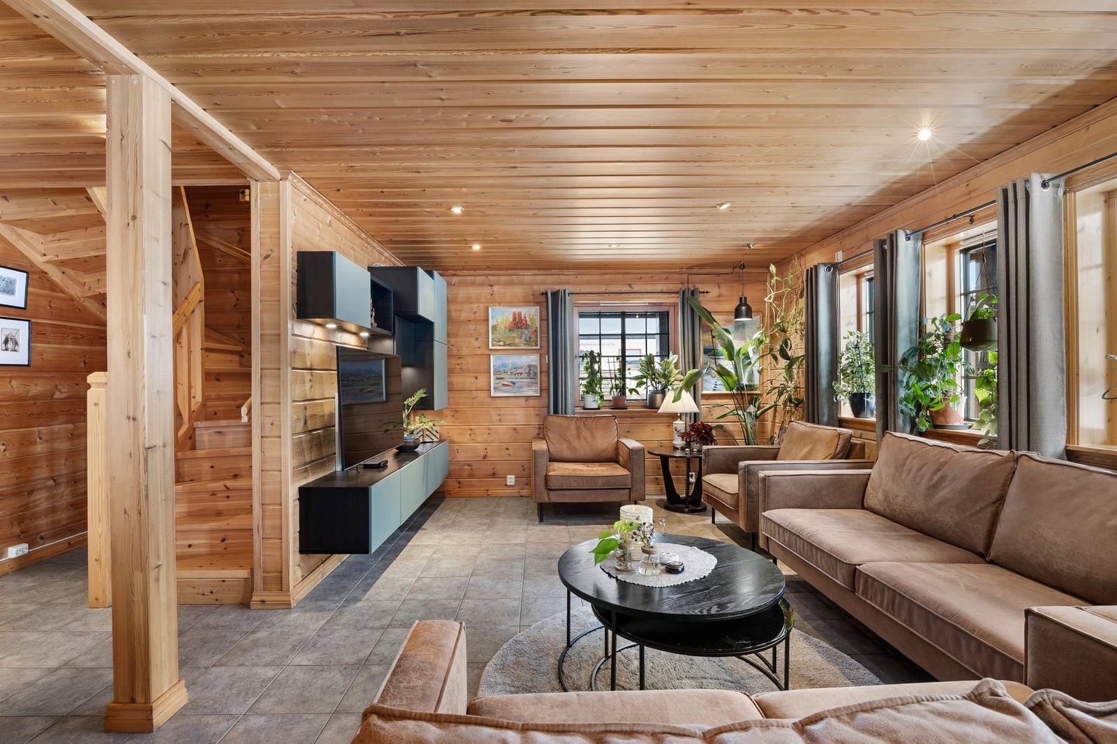 Gjennomgående vannbåren gulvvarme i hele første etasje sikrer jevn og behagelig temperatur. Galleribilde