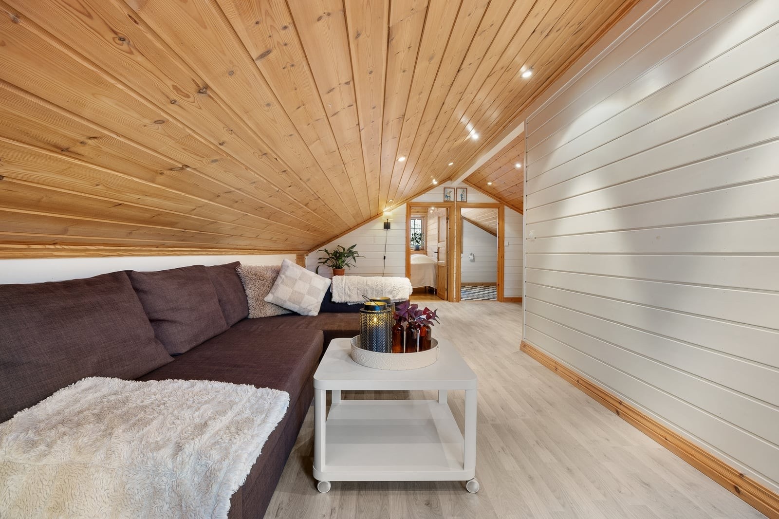 Fra loftstuen er det tilgang til etasjens to soverom og toalettrom. Galleribilde