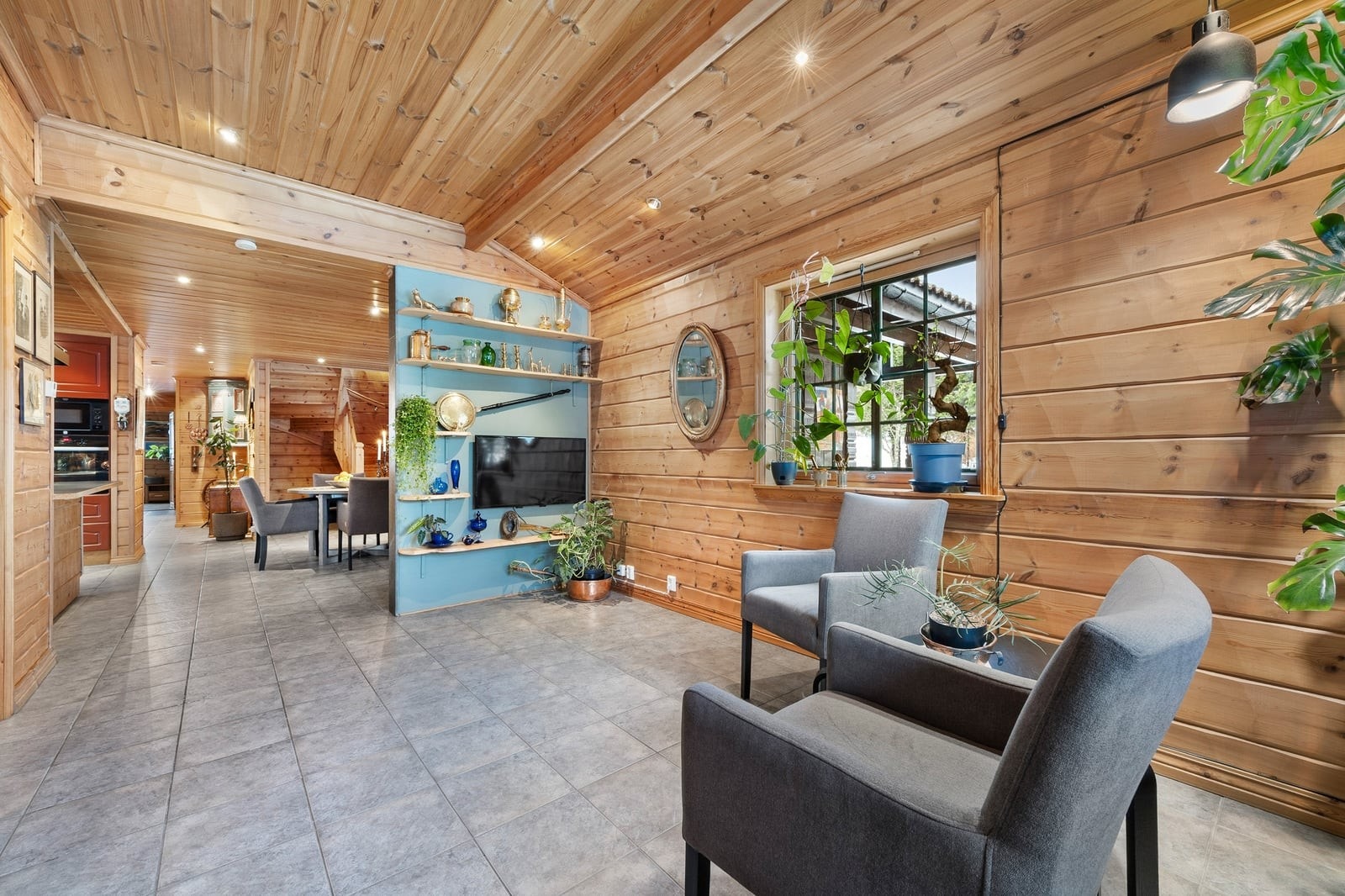 En mindre stuedel gir mulighet for en roligere sone, adskilt fra hovedstuen. Galleribilde