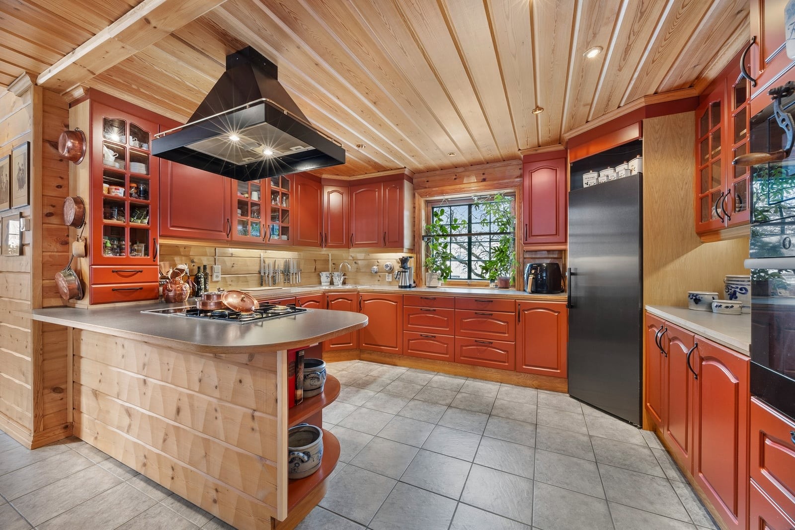 Kjøkkeninnredning fra svenske Køk og baderom med profilerte/røde fronter og rikelig med skapplass. Galleribilde