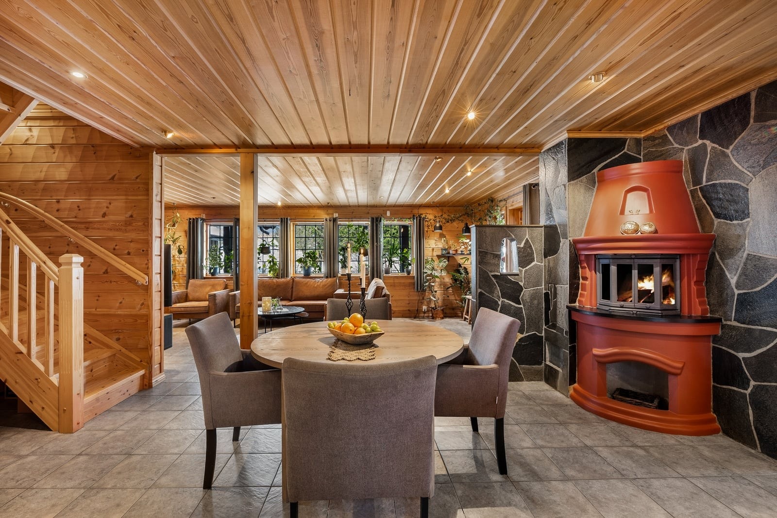 Den åpne planløsningen gir en følelse av romslighet og god kontakt mellom sonene. Galleribilde