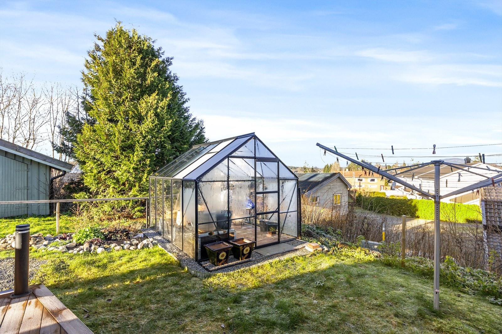 Godt opparbeidet uteområde med plen og eget drivhus for den hageinteresserte. Galleribilde