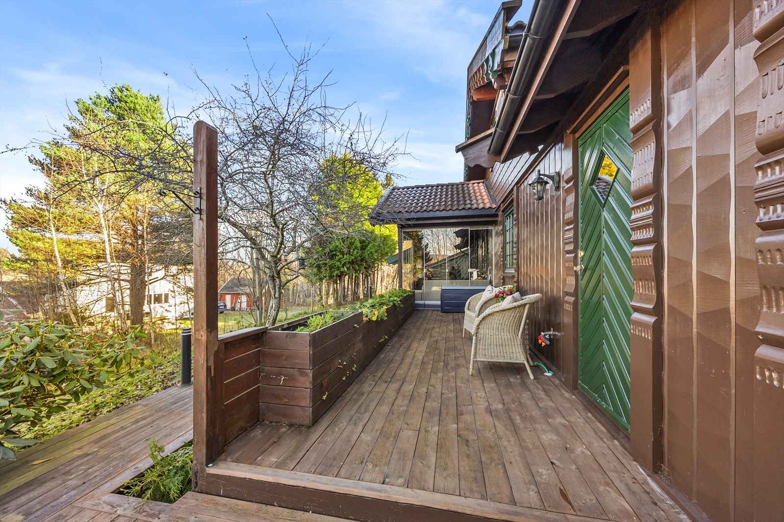 Terrassen strekker seg rundt store deler av boligen. Galleribilde