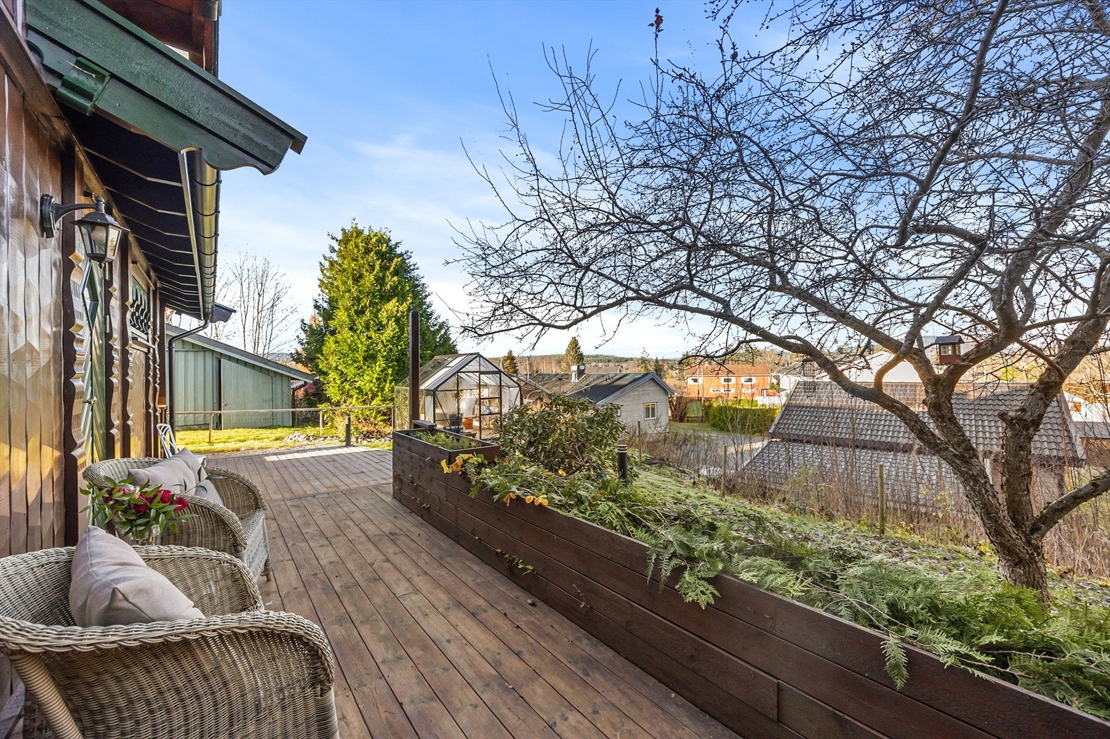 Her er det god plass til utemøbler og beplantning i kasser. Galleribilde