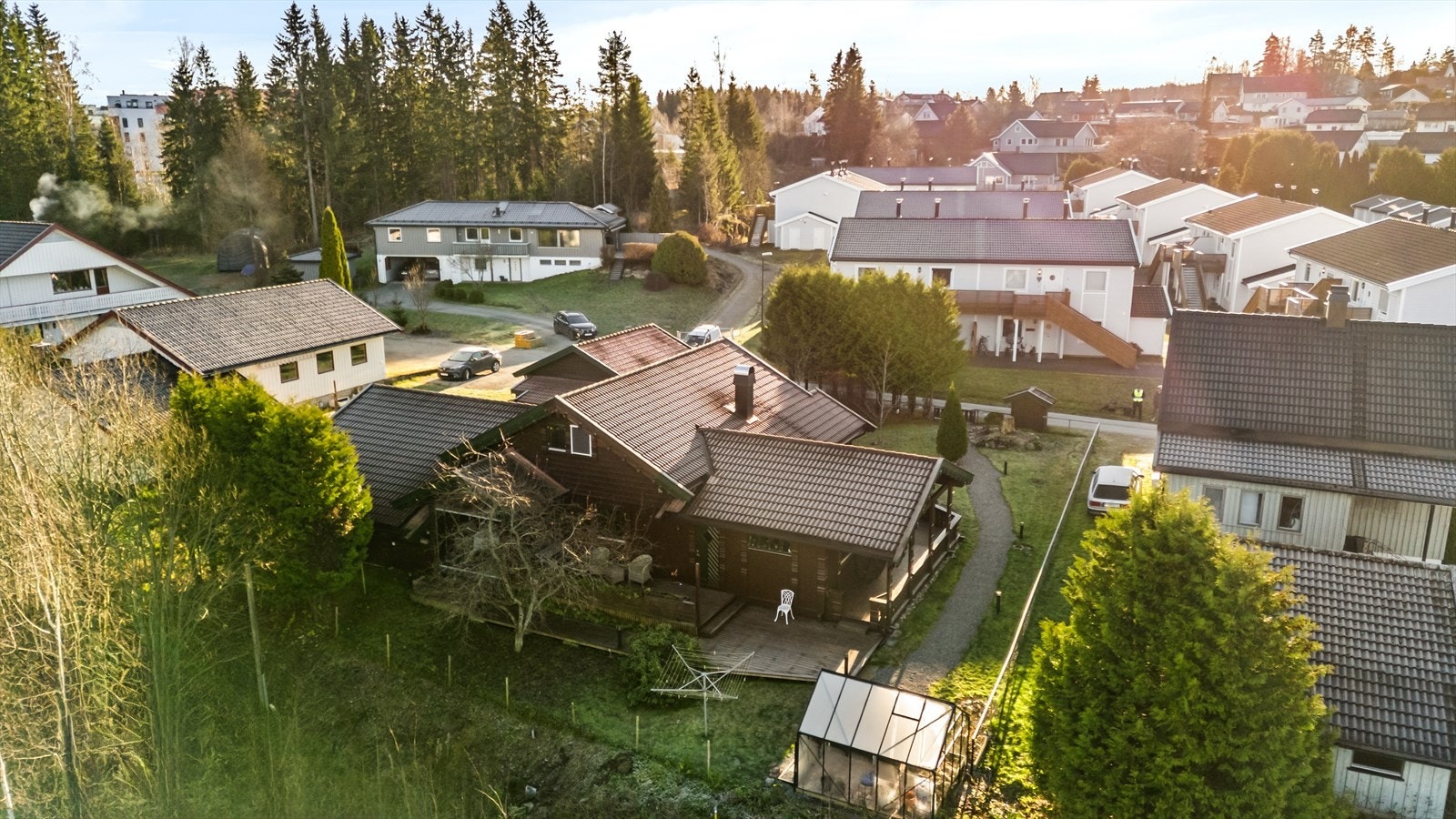 Nærhet til skog og mark gir gode tur- og rekreasjonsmuligheter rett utenfor døren. Galleribilde