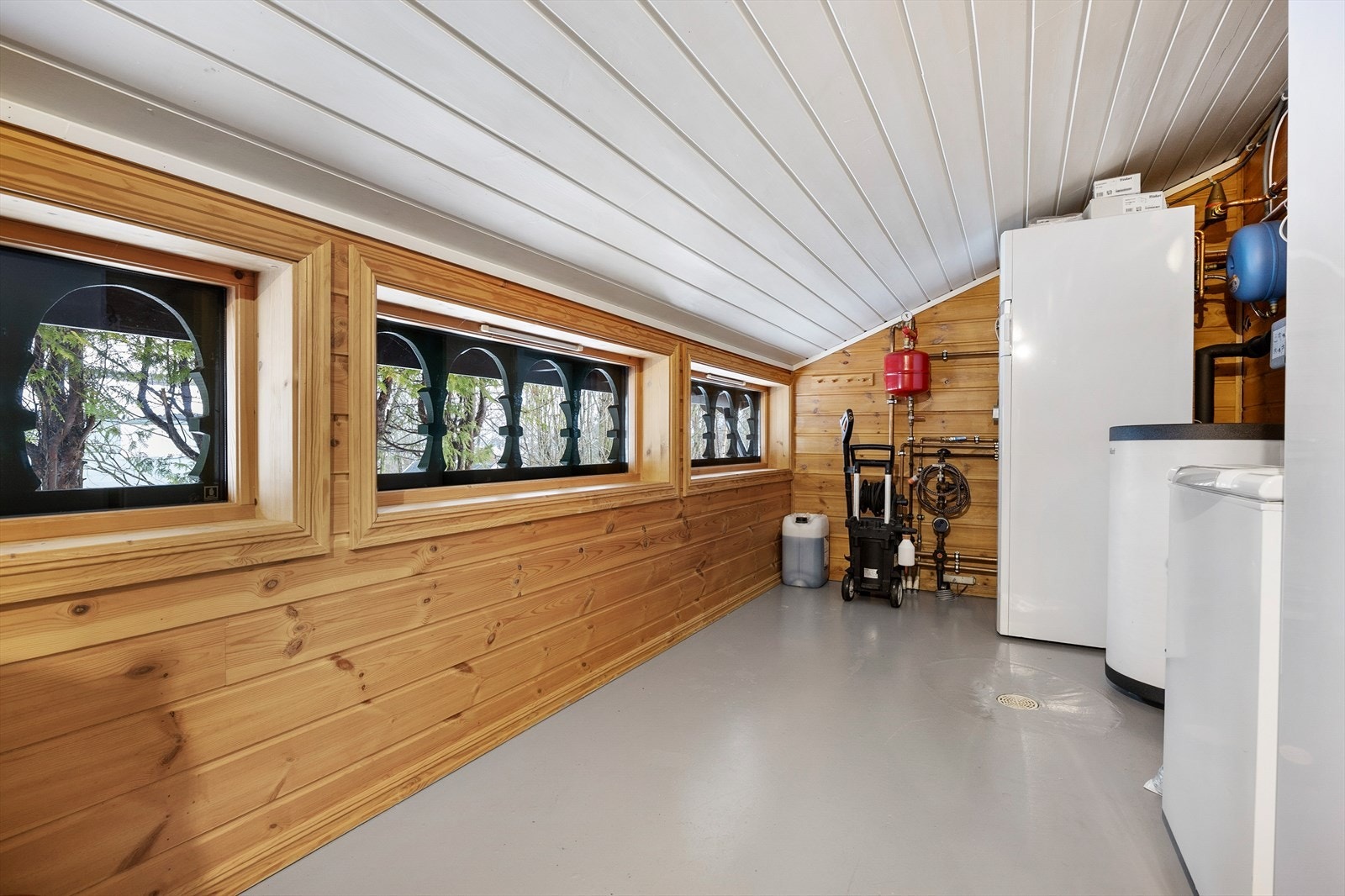 Bod/teknisk rom med anlegget for vannbåren varme og en varmtvannsbereder fra ca. 2021. Galleribilde