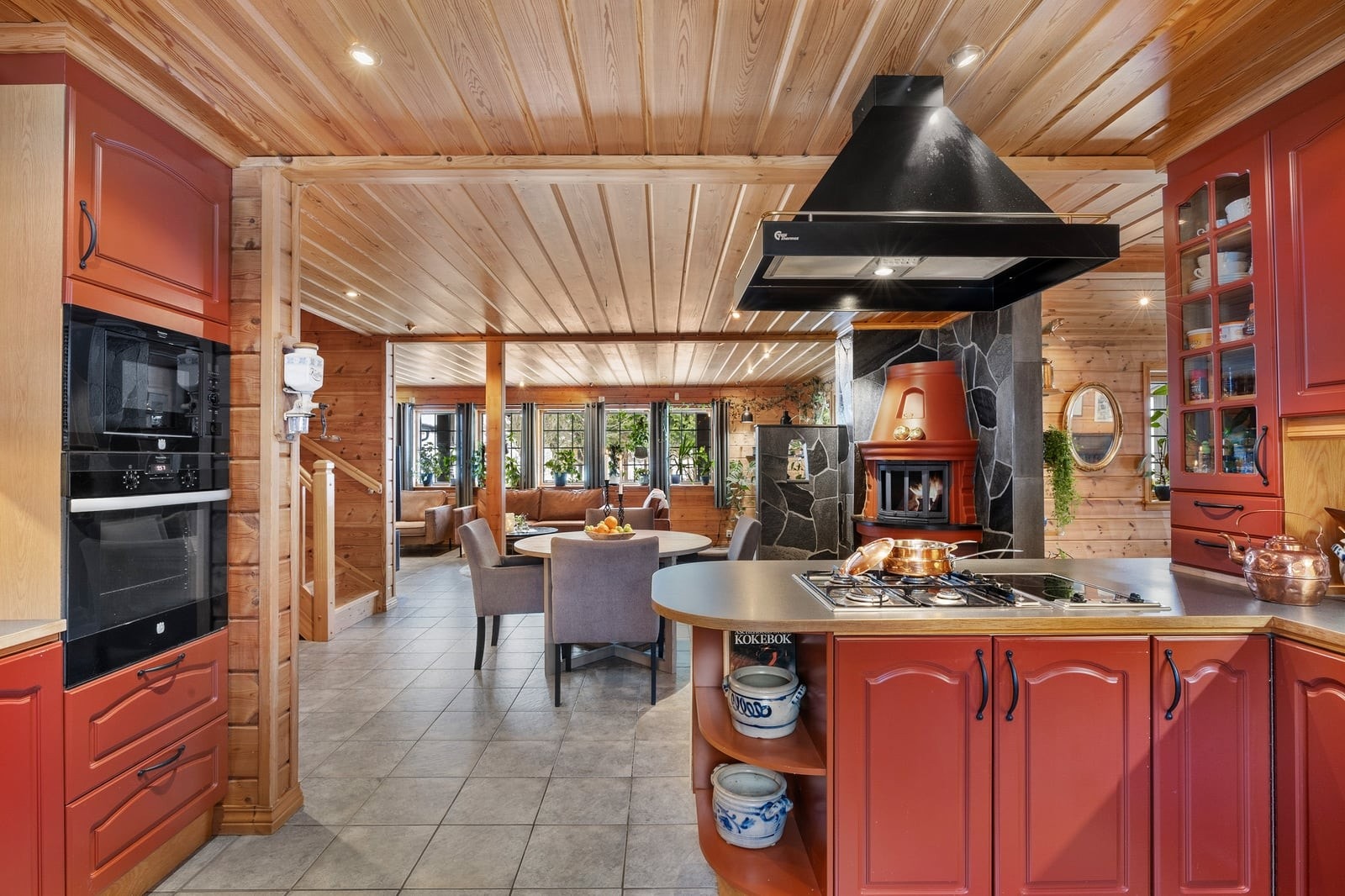 Fra kjøkkenet har du god oversikt over spiseplassen og stuen. Galleribilde