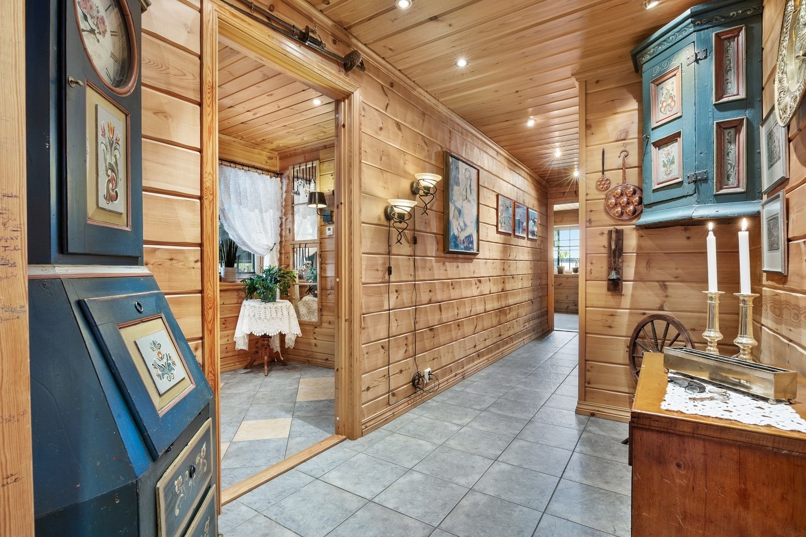 En langsgående gang binder rommene i første etasje sammen. Galleribilde