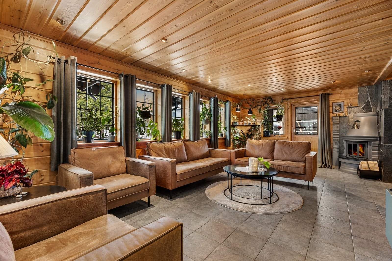 Boligen har to stuer i første etasje med en åpen og sosial planløsning. Galleribilde