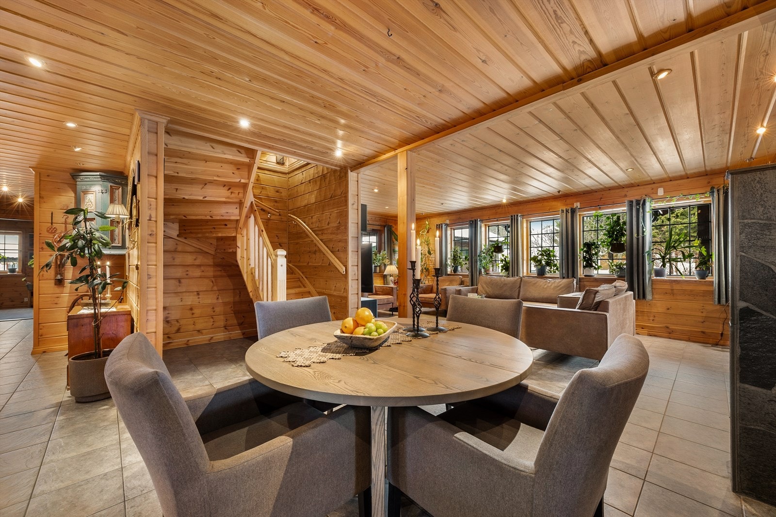 Spisestuen er et naturlig samlingspunkt mellom kjøkken og stue. Galleribilde