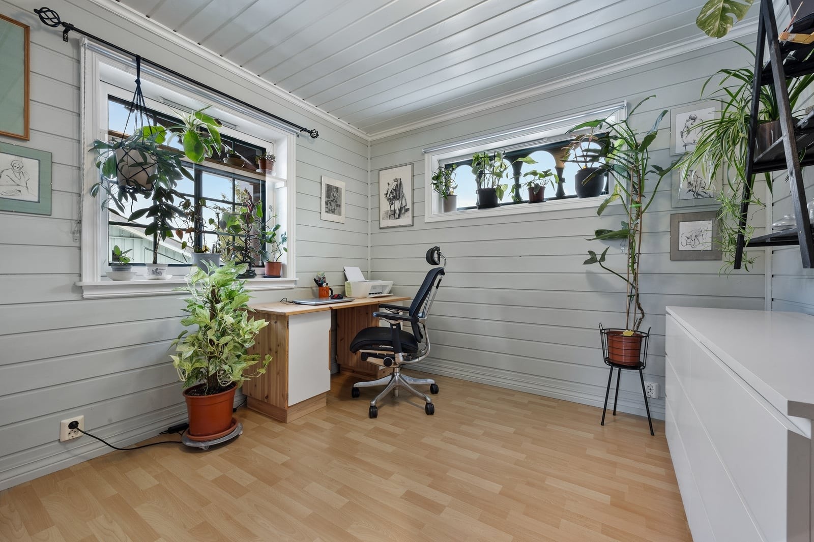 Et lyst og trivelig rom som egner seg godt som hjemmekontor eller soverom. Galleribilde