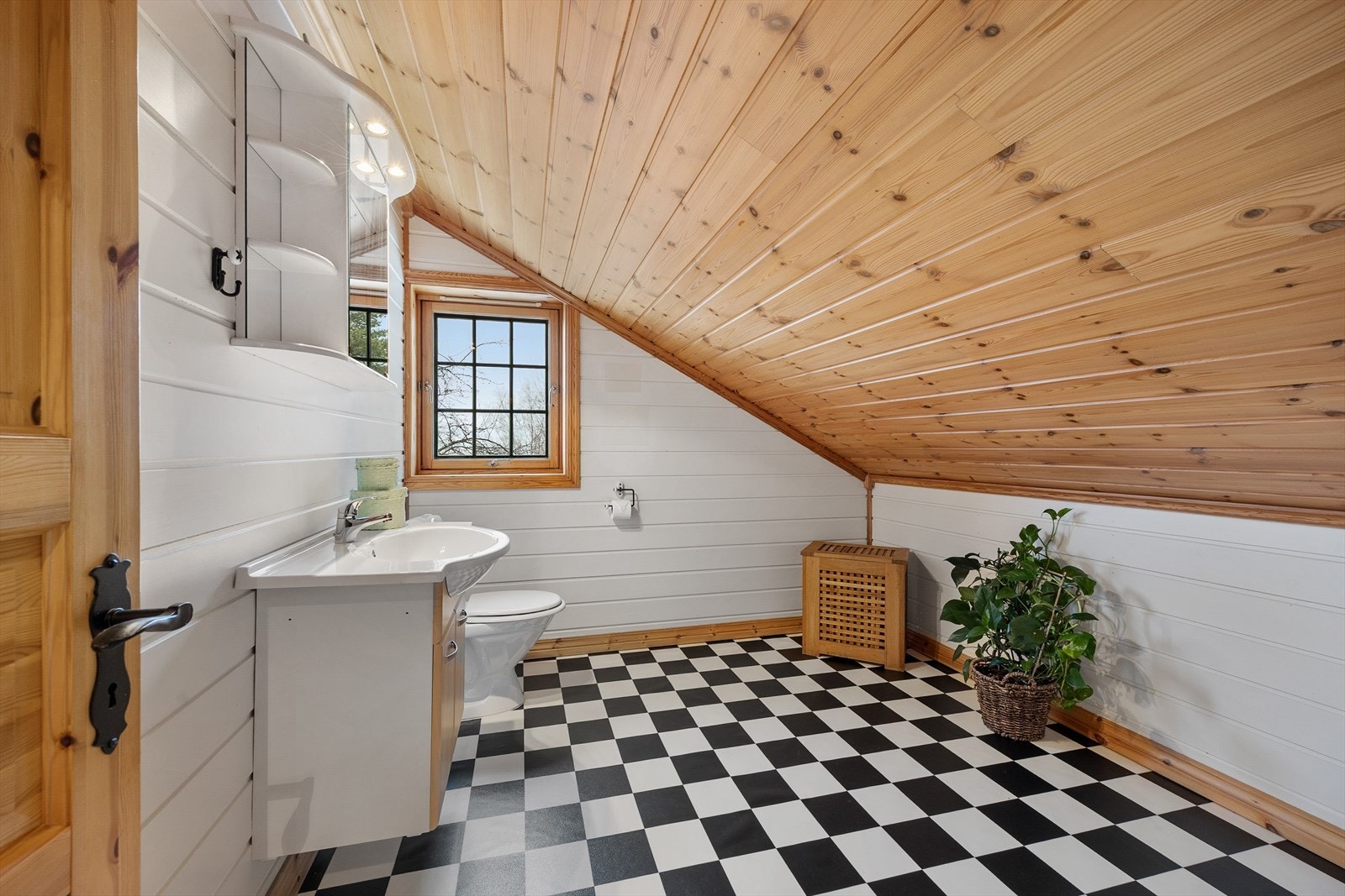 Praktisk toalettrom med vask, speilskap og toalett. Galleribilde