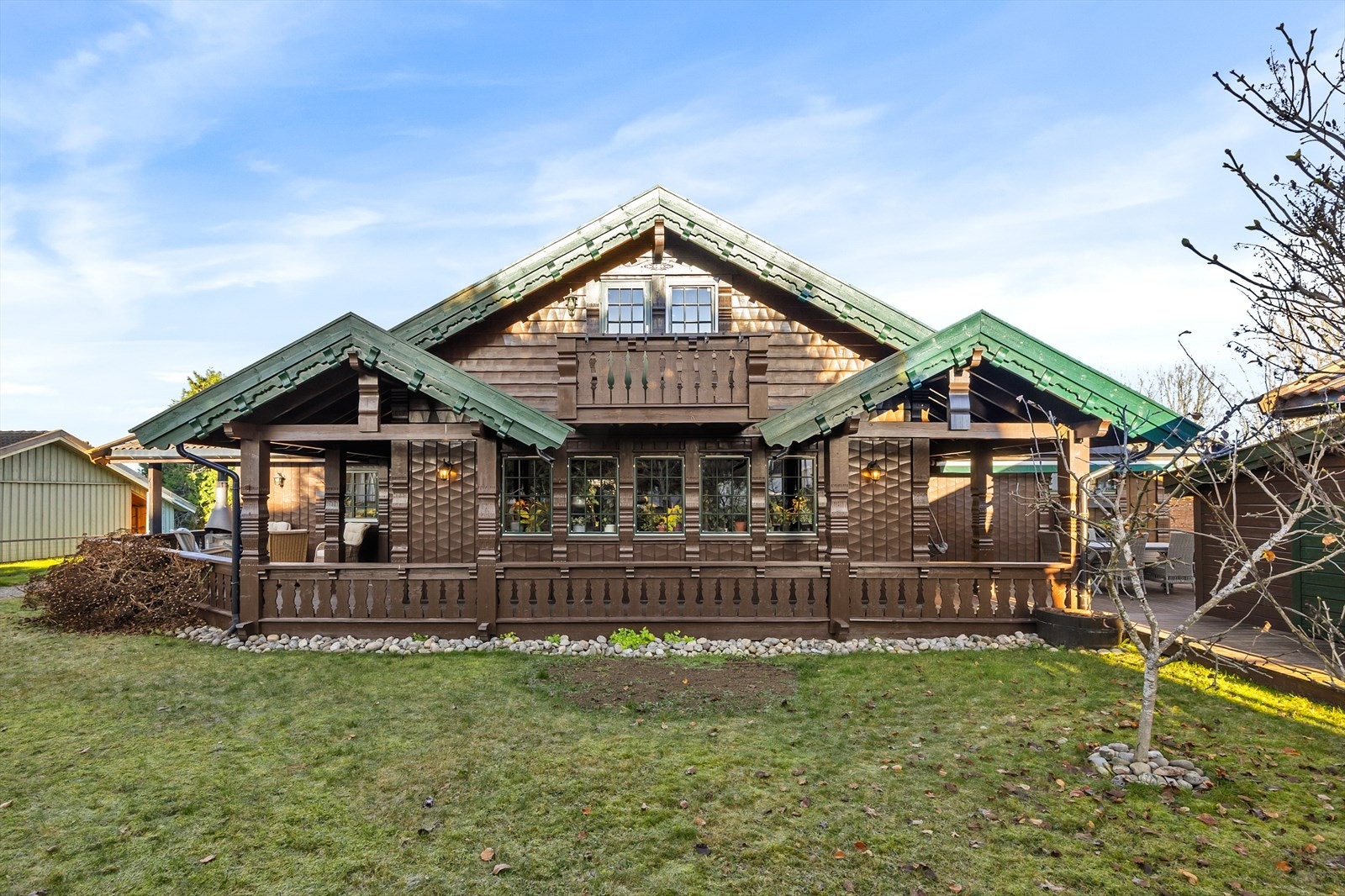 Eiendommen ligger i et trygt og veletablert nabolag, perfekt for familier med umiddelbar nærhet til skog og mark. Galleribilde