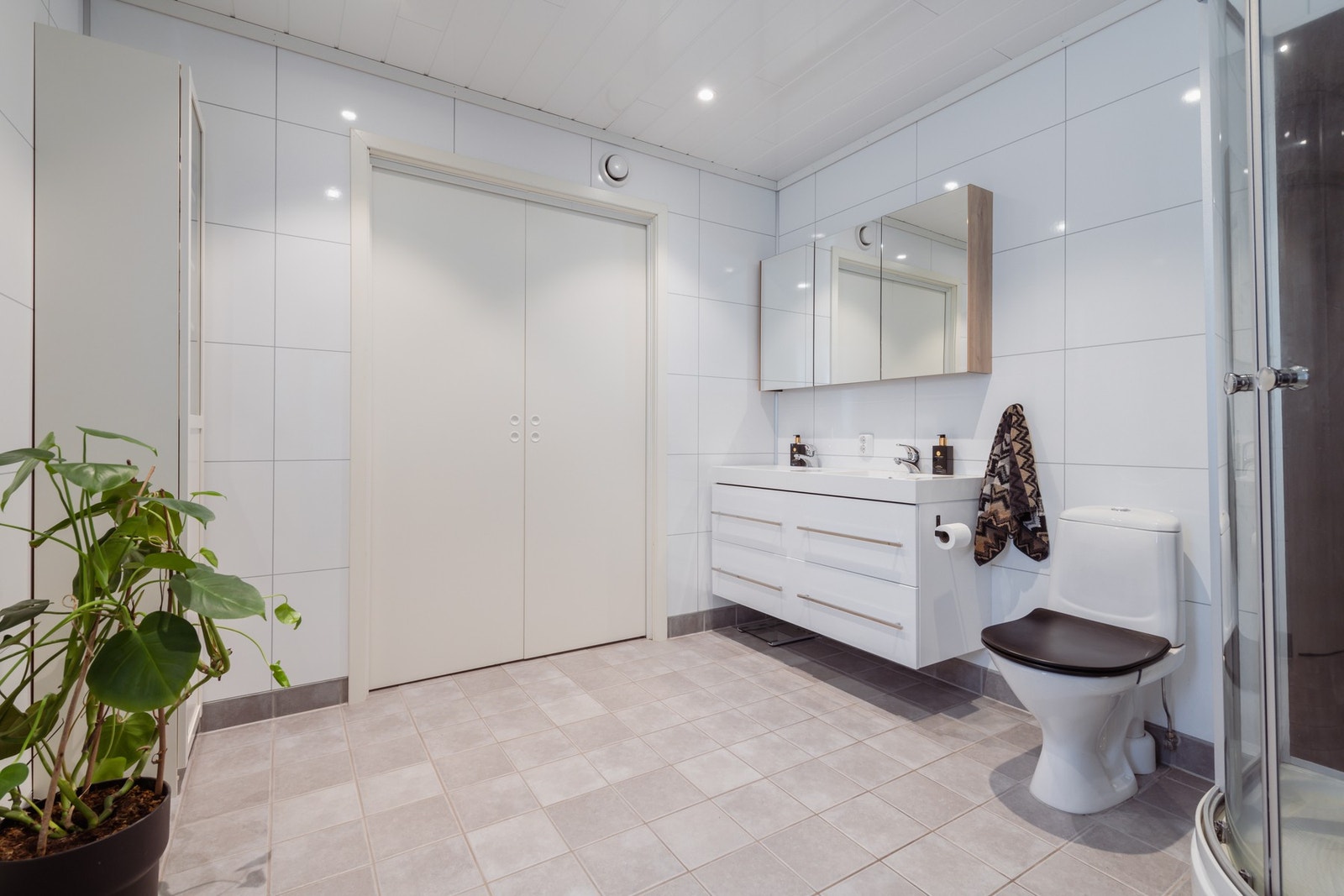 Pent og romslig bad med dusjkabinett Galleribilde