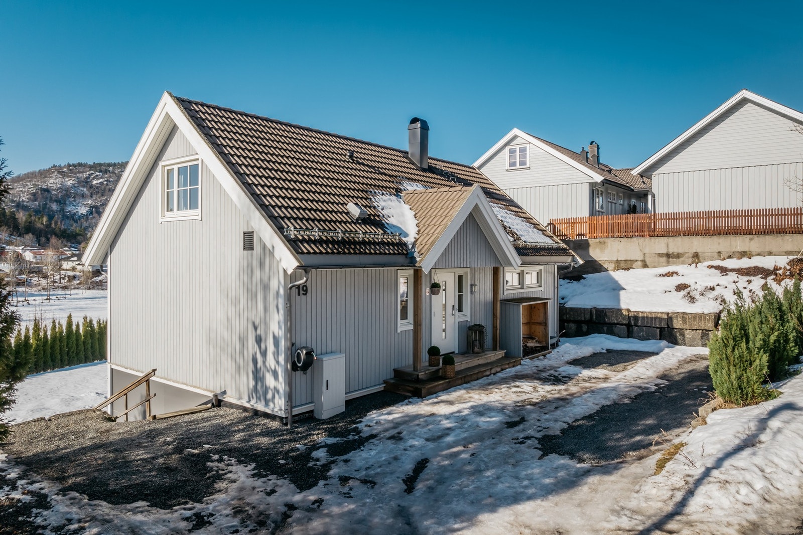 Parkering på gruslagt gårdsplass Galleribilde