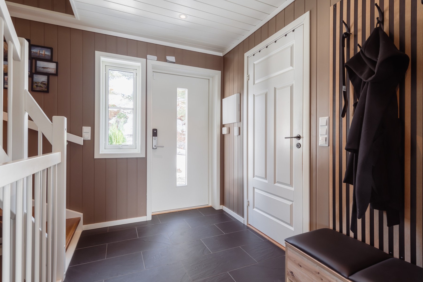 Delikat entre med praktisk, flislagt gulv Galleribilde