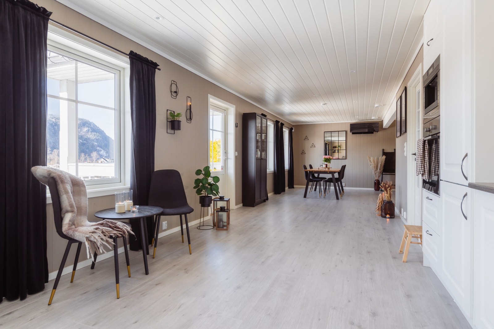 Fra stue/kjøkken er det utgang til balkong med fint utsyn Galleribilde