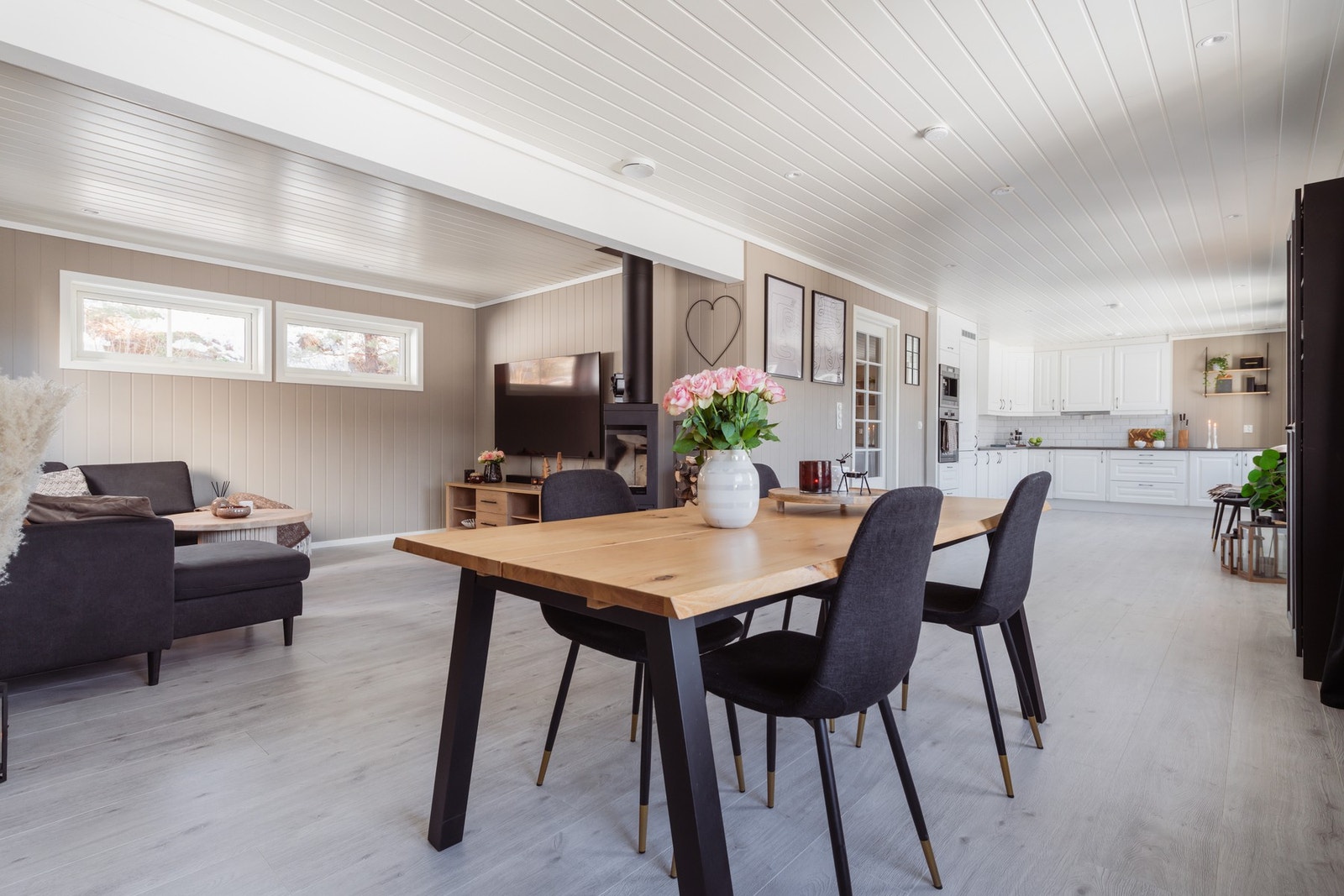 Stue og kjøkken i åpen løsning - luftig og perfekt for både koselige middager og store selskap. Galleribilde