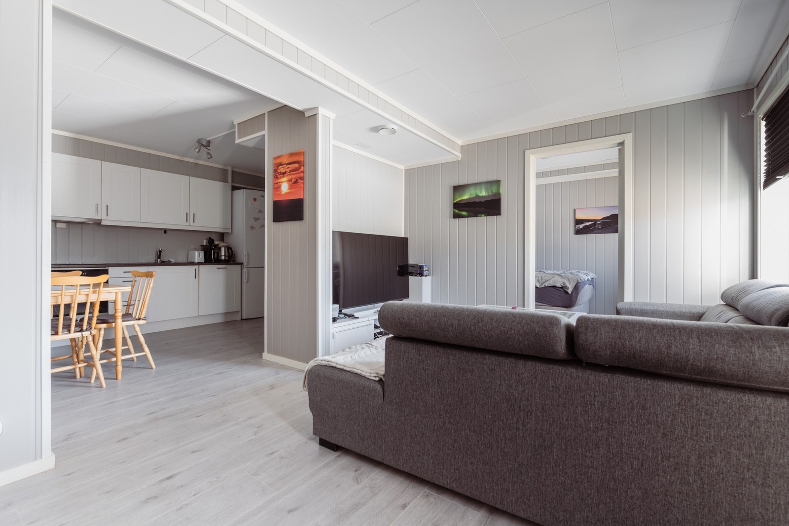 Boligen har egen utleiedel, med stue og kjøkken i åpen løsning, bad og ett soverom Galleribilde