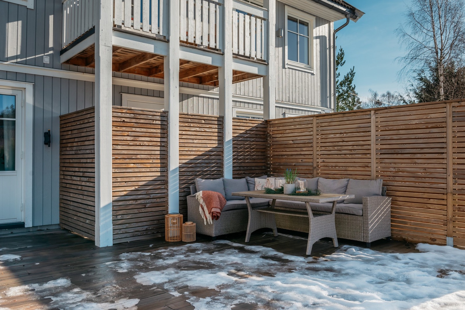 Uteplassen er godt skjermet med levegg - skaper et naturlig skille til uteleiedelen Galleribilde