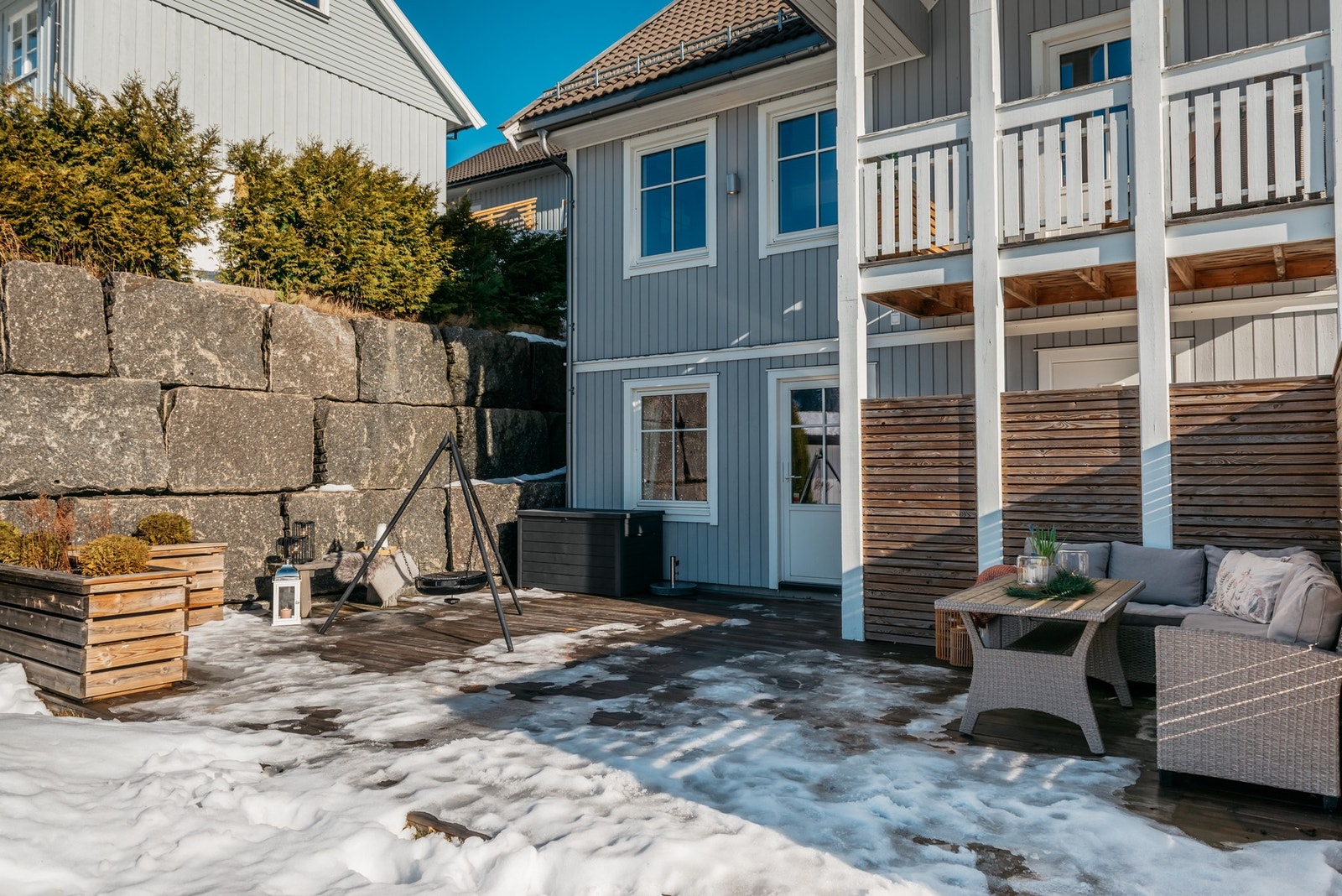 Fra soverom/stue er det direkte utgang ut til stor platting og hage Galleribilde