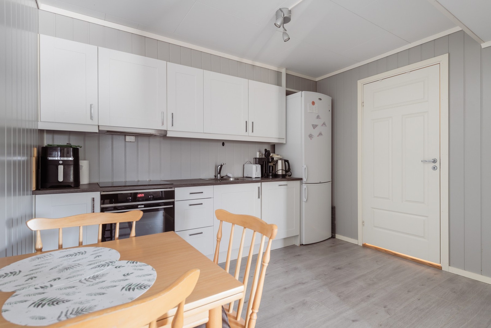 Kjøkkenet har egen spiseplass Galleribilde