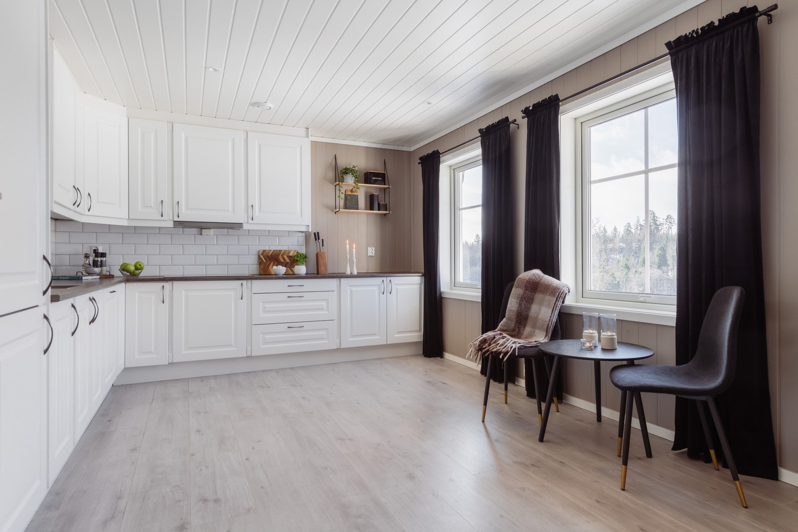 Stue og kjøkkenområdet er lyst og luftig Galleribilde