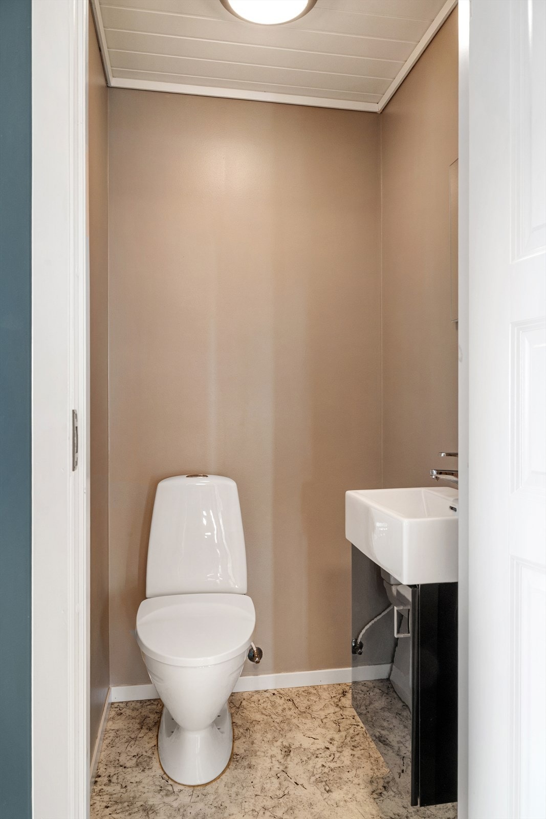 I tillegg finnes det gjestetoalett, noe som gjør planløsningen ekstra praktisk for familier og besøk. Galleribilde