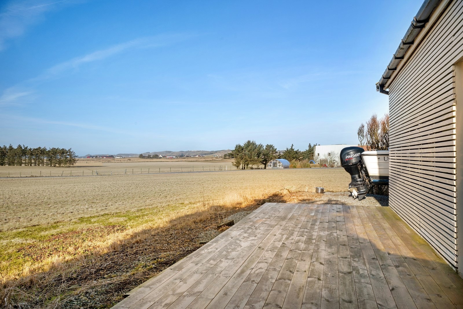 Bakside av garasje. Galleribilde