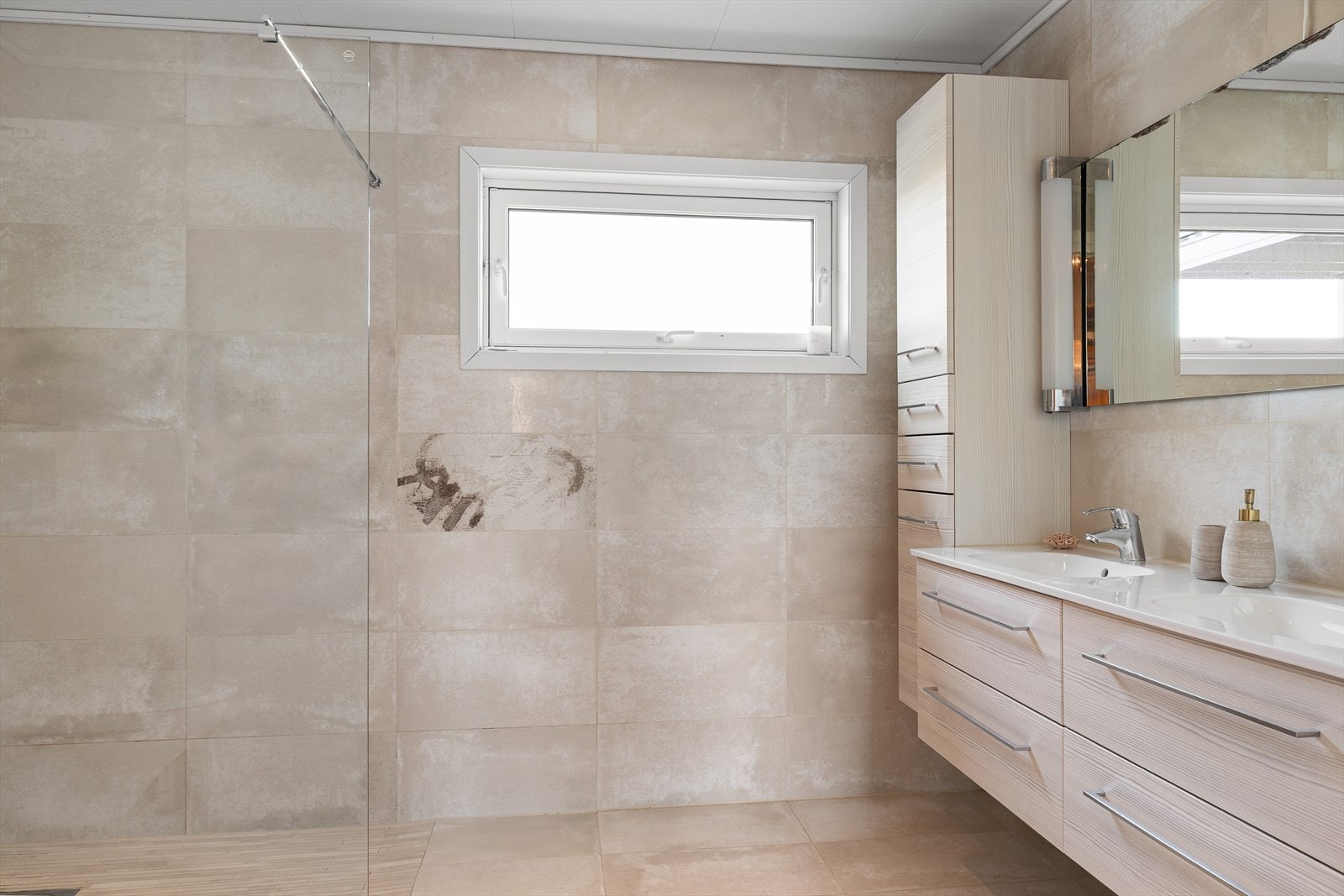 Baderommet fremstår romslig og funksjonelt. Galleribilde